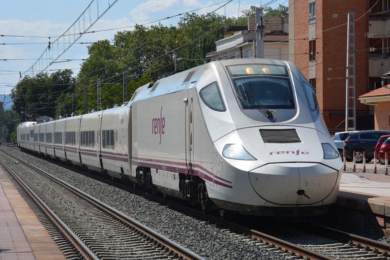 Alvia S-130 entrando en la estación de Vitoria-Gasteiz.