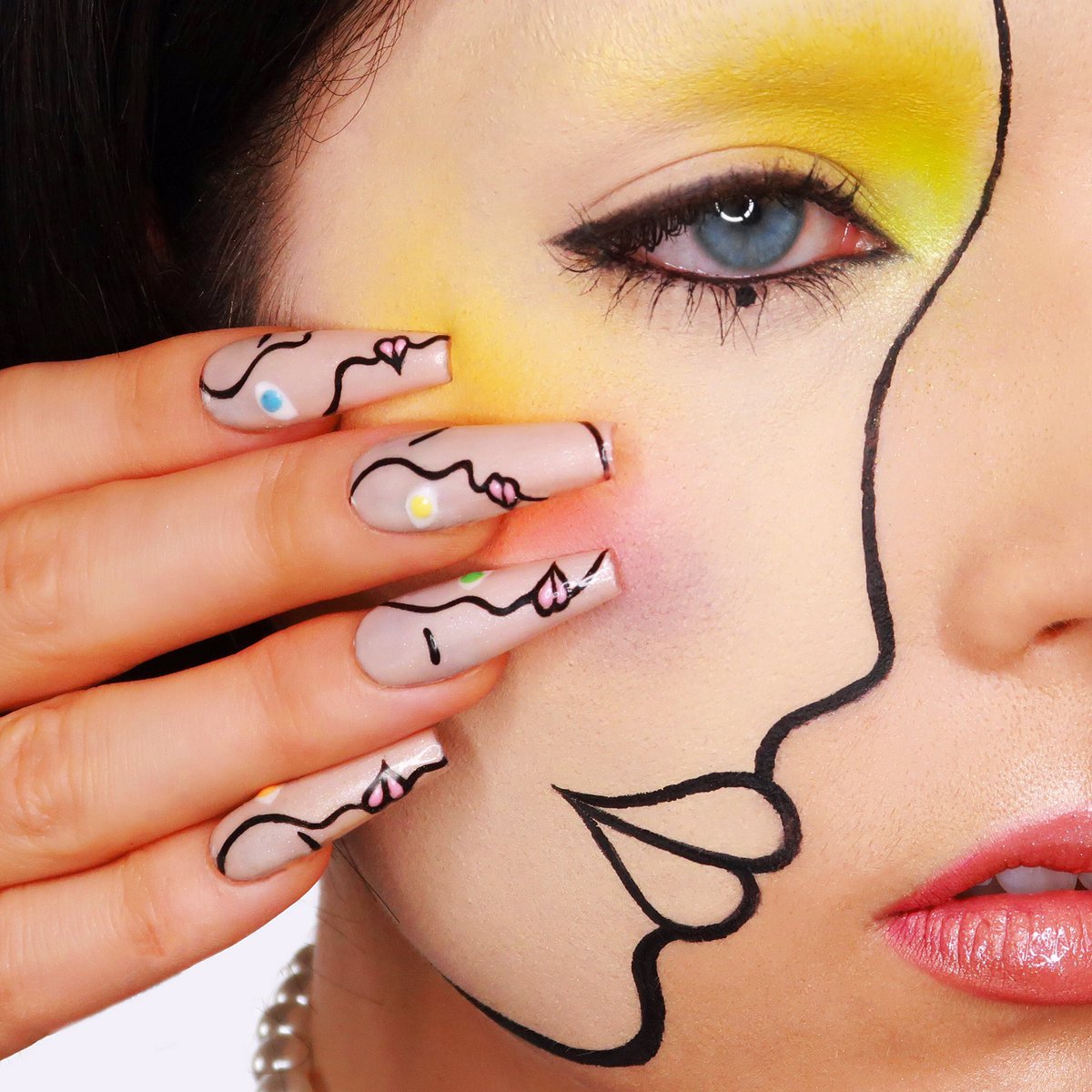ballpit_nails's tweet photo. That two face trip 🤪🙏🏻 Nails are handpainted by me to go with this look 💖 ! @JeffreeStar @mehronmakeup @UrbanDecay @MorpheBrushes thanks for making my makeup dreams possible #MakeupAddict #makeuprevolution #makeuplover #makeupcarnaval #makeupoftheday https://t.co/ygN9QA9AV2