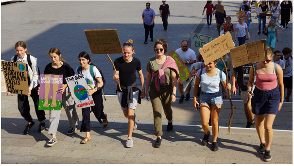 klimafakten's tweet photo. Es sind die jungen Menschen, die vorangehen - aber wer folgt ihnen? Unser Überblick über Omas, Landwirte, Künstlerinnen, IT-Geeks und andere Teile der #FridaysForFuture-Bewegung https://t.co/ELby8QFjdd @dansiela_b #AlleForFuture https://t.co/AJwv0bjx7t