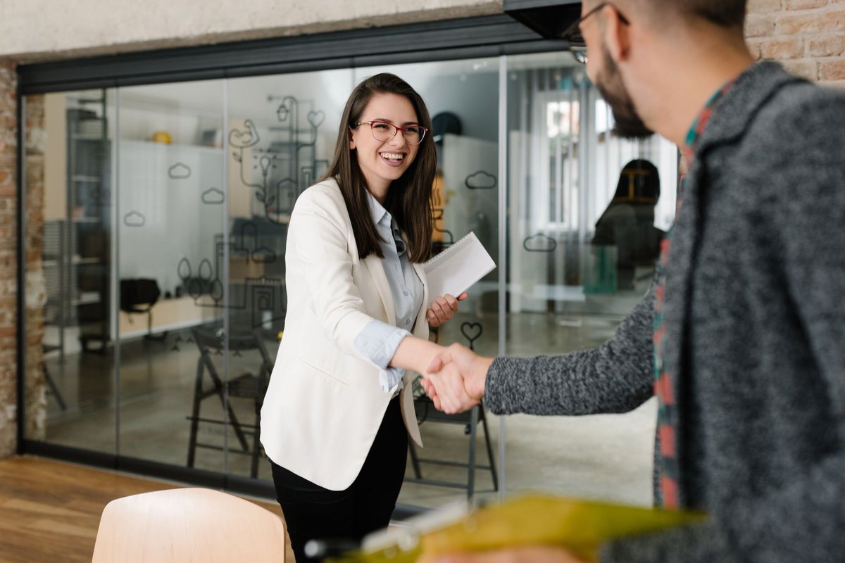 HEYDAY_FM's tweet photo. In de functie van receptionist(e) ben je voor 16 – 24 uur per week het visitekaartje van GeoPhy in Den Haag. Je bent onder andere verantwoordelijk voor de receptie en verzorgt een gastvrij ontvangst van bezoekers, leveranciers en collega's. https://t.co/2UokQNu1Jf https://t.co/hNvib5Yofz