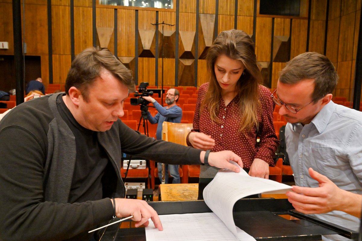 rtvs's tweet image. Červené polia, to je názov titulnej skladby koprodukčného filmu RTVS Správa. Autorkou textu a hudby je Sima Martausová. Nahrala ju spolu so Symfonickým orchestrom Slovenského rozhlasu, ktorý dirigoval Adrian Kokoš. Viac: bit.ly/SpravaRTVS