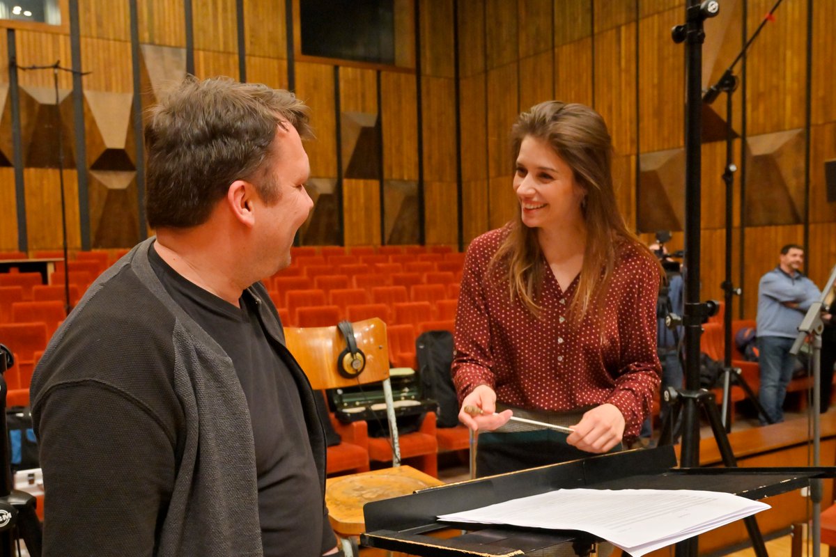 rtvs's tweet image. Červené polia, to je názov titulnej skladby koprodukčného filmu RTVS Správa. Autorkou textu a hudby je Sima Martausová. Nahrala ju spolu so Symfonickým orchestrom Slovenského rozhlasu, ktorý dirigoval Adrian Kokoš. Viac: bit.ly/SpravaRTVS