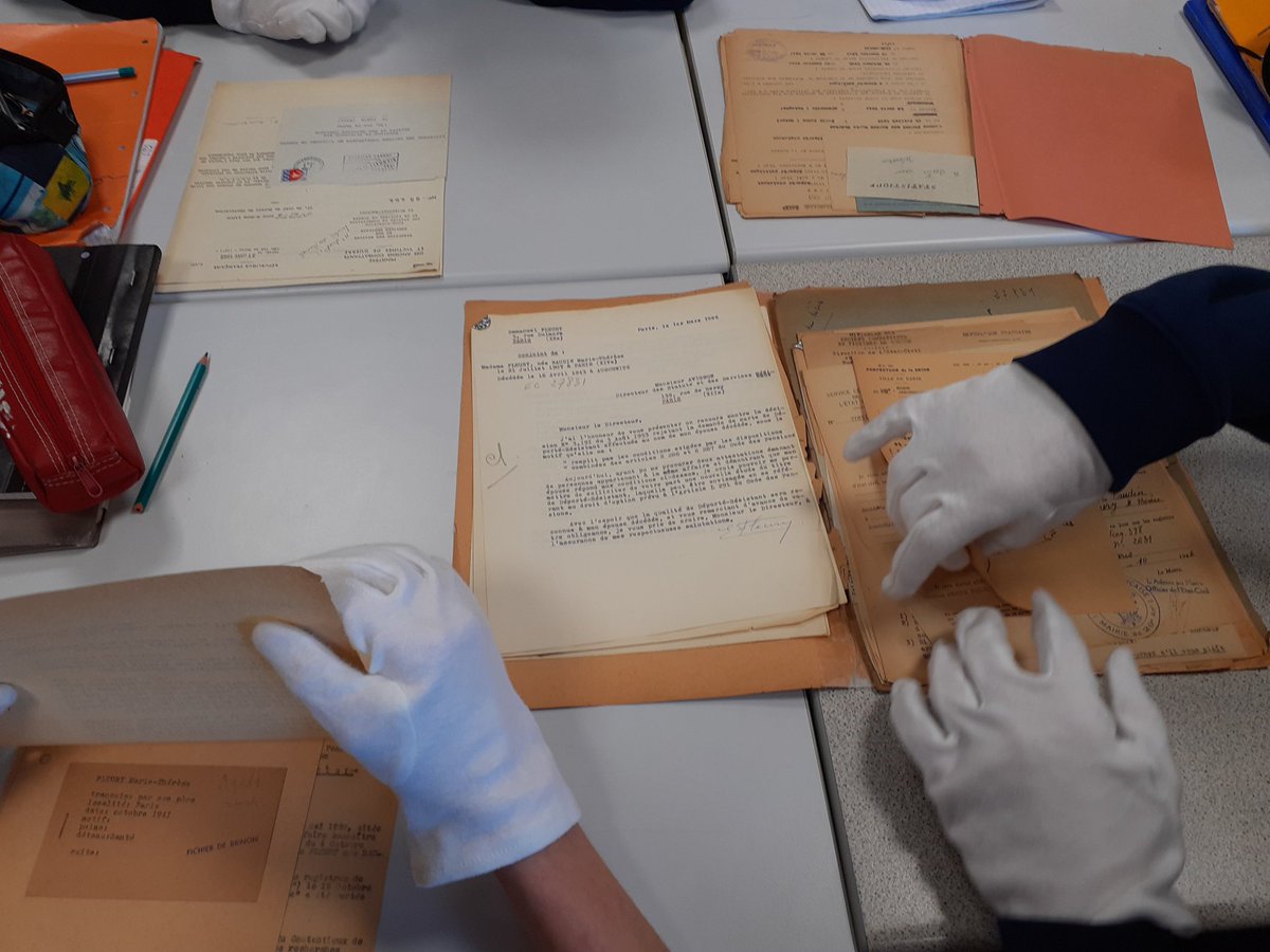 PaturelHerve's tweet photo. Intervention de Alain Alexandra directeur de la #DAVCC auprès des 3ème du collège de #TillysurSeulles. 1er contact avec les archives et découverte du métier l'archiviste...#CNRD #CNRD2020 https://t.co/z5dUuhdpck
