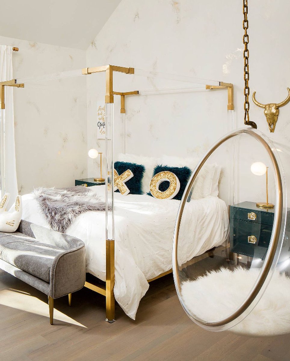 Over the past few years, four-poster beds have disappeared from the majority of #modern #bedrooms. But as it has many times over, the four-poster #bed is making comeback! 🛏

What're your thoughts? Are you glad they're back, or should they stay gone for good? 👍👎

📸: Miss Hugh
