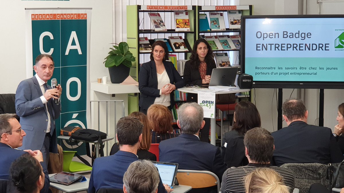 Canope_DTPACA's tweet photo. Caroline Cohen, professeure au lycée Saint Exupéry et Isabelle Rastouin, professeure au lycée Perrimond, à Marseille, s'essayent à cet exercice dynamique de présentation de l'expérimentation #OpenBadgesEntreprendre
#LabCardie @CardieAixMrs https://t.co/tqqIGlJFTq