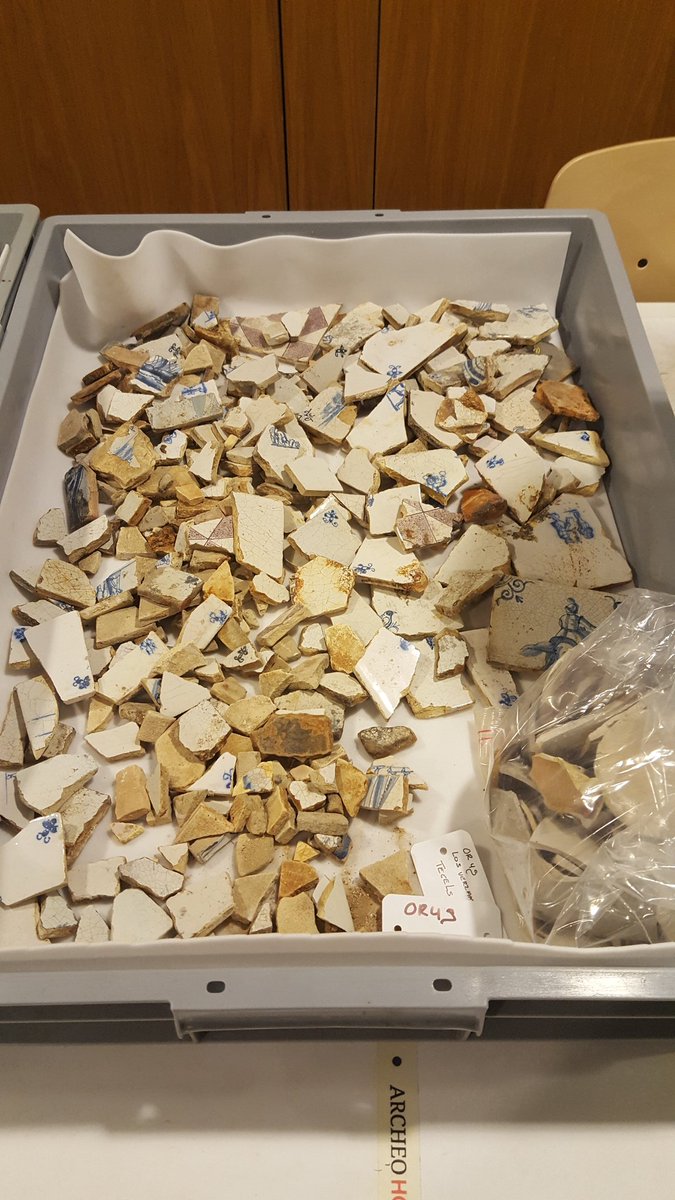 In de ArcheoHotspot bij <a href="/Batavialand/">Museum Batavialand</a> maken we vanmiddag een begin met het verder uitzoeken van deze scherven: tegels uit de stookplaats van een 17e-eeuws vrachtschip. Dit wrak (OR49) werd in 2014-2015 opgegraven bij Dronten. Wie heeft zin om aan te schuiven?

<a href="/ArcheoHotspots/">ArcheoHotspots</a>