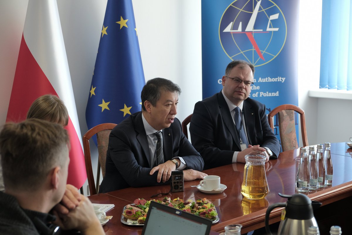 ULC_GOV_PL's tweet photo. Dziś w @ULC_GOV_PL gościmy Patricka Ky - dyrektora wykonawczego @EASA - najważniejszej UE organizacji odpowiedzialnej za bezpieczeństwo w lotnictwie cywilnym✈️Szef #EASA otworzył seminarium dla podmiotów szkolących #UAVO, przygotowujące do wdrożenia nowych przepisów #dron #safety https://t.co/o6uGdiPwbt