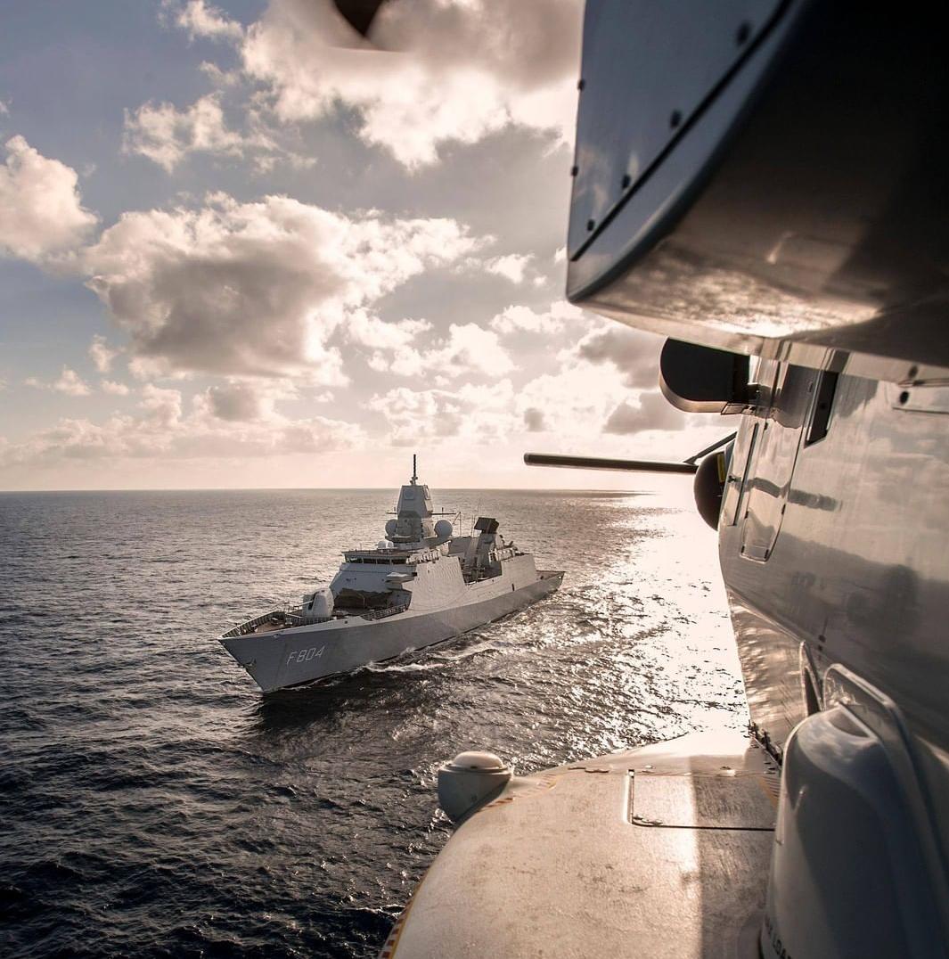 dhcluchtmacht's tweet photo. Zr. Ms. De Ruyter onderweg naar de Straat van Hormuz. Gemaakt vanuit de #NH90 🌤 #EMASOH  @kon_marine @kon_luchtmacht @hnlms_ruyt https://t.co/Sm9LmTPe69