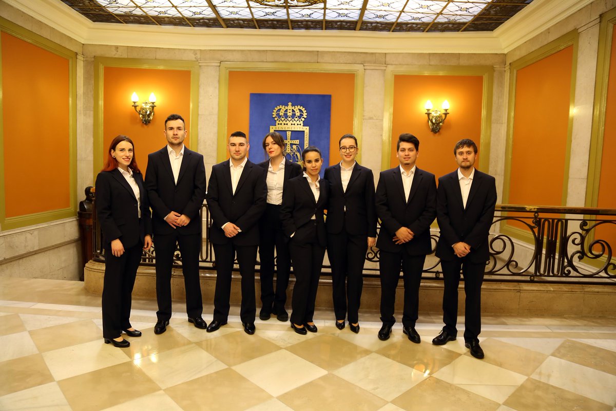 El concejal de Economía, <a href="/pjavicues/">Javier Cuesta</a> , hizo entrega ayer de los premios del II Concurso de postales navideñas "Sueña Oviedo" que desarrollaron los participantes del módulo de Turismo y Atención al Cliente de la Escuela Taller "Oviedo Inicio del Camino" #OviedoesNavidad