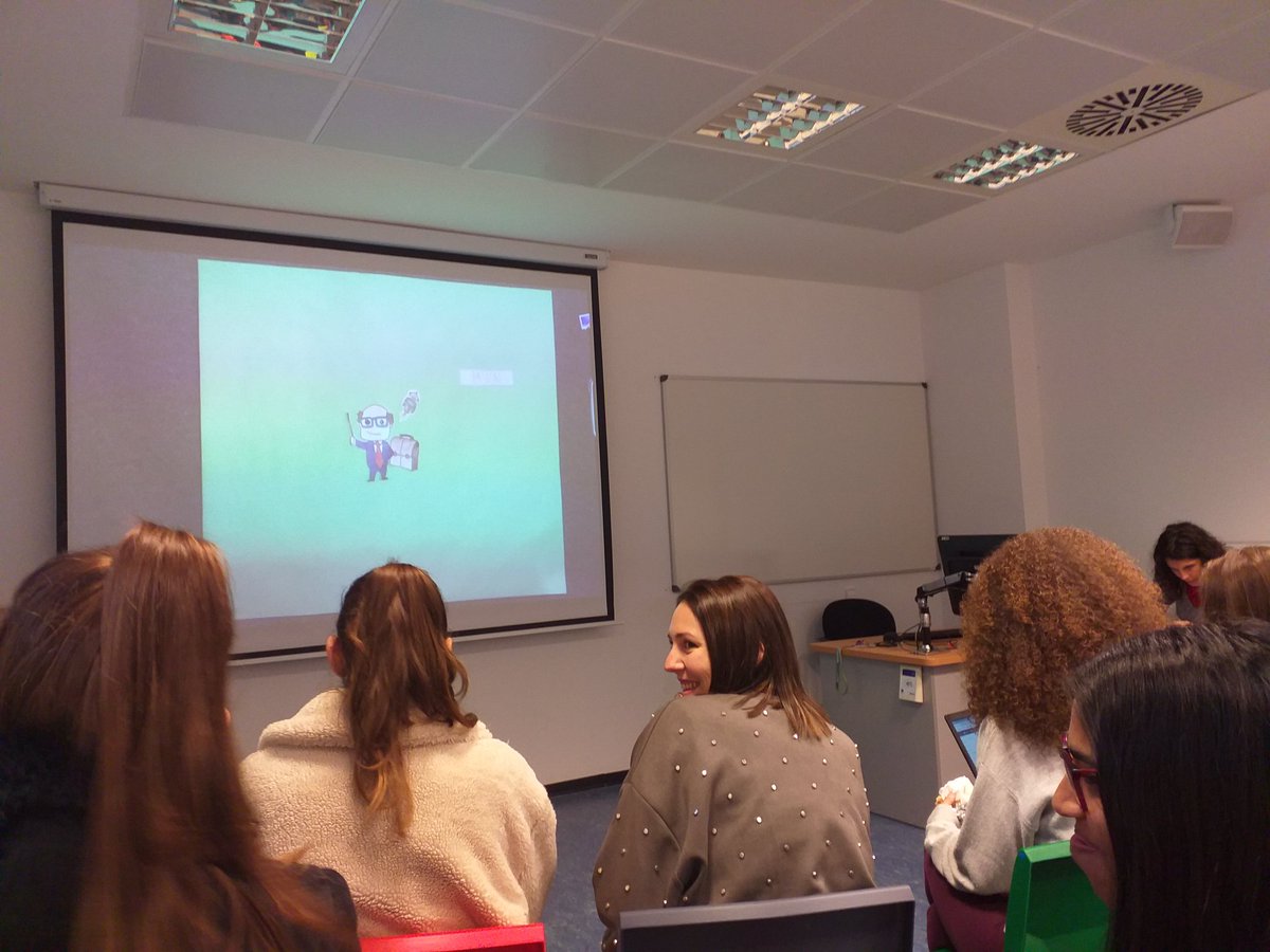 b_lafita's tweet photo. Despedim l'assignatura exposant els nostres vídeos digitals📽 i reflexionant sobre tot el que hem après👏🏼 #MI1013A https://t.co/VPZZy0kuIL