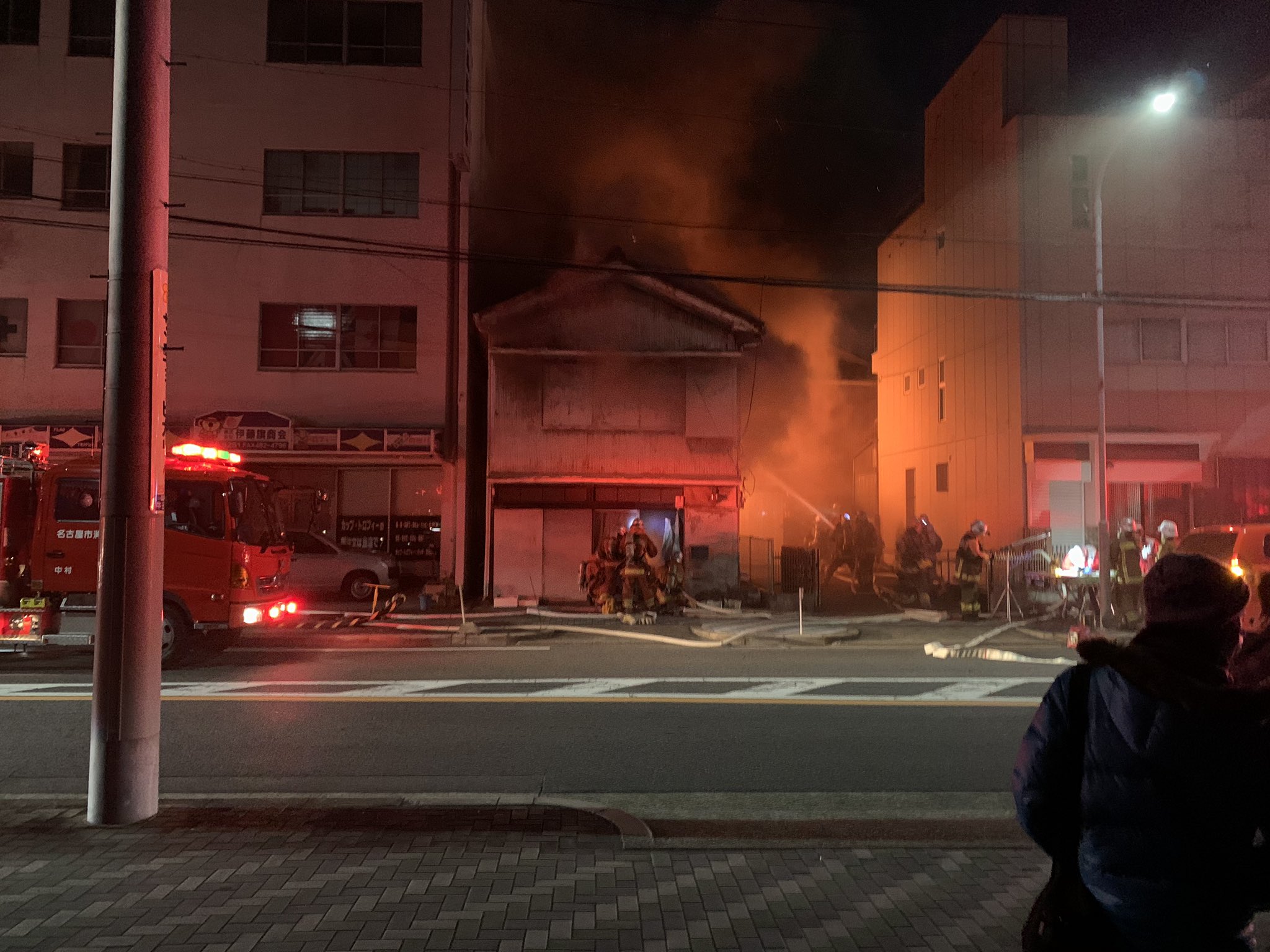 名古屋市中村区の住宅で火事が起きている現場の画像