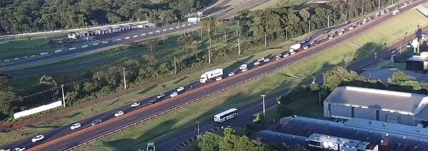 ecocataratas's tweet photo. Bom Dia! ☀
3° dia de evento Show Rural e o movimento começa a se intensificar na BR-277, em Cascavel - sentido parque tecnológico (Guarapuava). Fluxo alto de veículos, mas o tráfego está fluindo. #showrural #ecocataratas 

📸BR-277 Km 581, em Cascavel. https://t.co/5xEqK8HqhQ