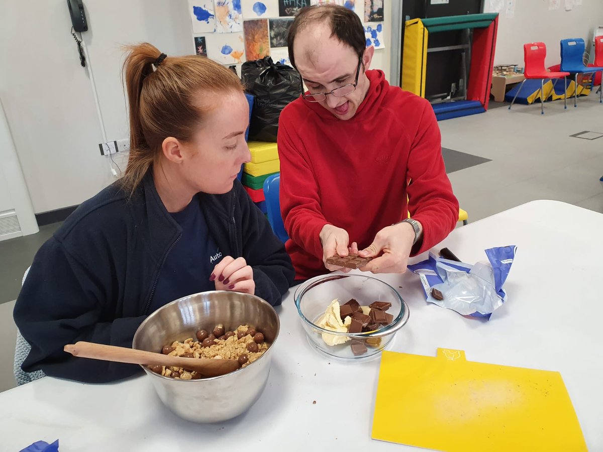AutonomieInfo's tweet photo. ‘Giving to Others’ the theme of the latest #Freedom2Chooseprog which offers 16-25 y/olds with additional needs in Belfast & surrounding areas social & recreational activities. On Saturday 1 Feb young people baked yummy buns to give to a homeless shelter. https://t.co/PUKIW66dY1 https://t.co/PkBPZE51eR