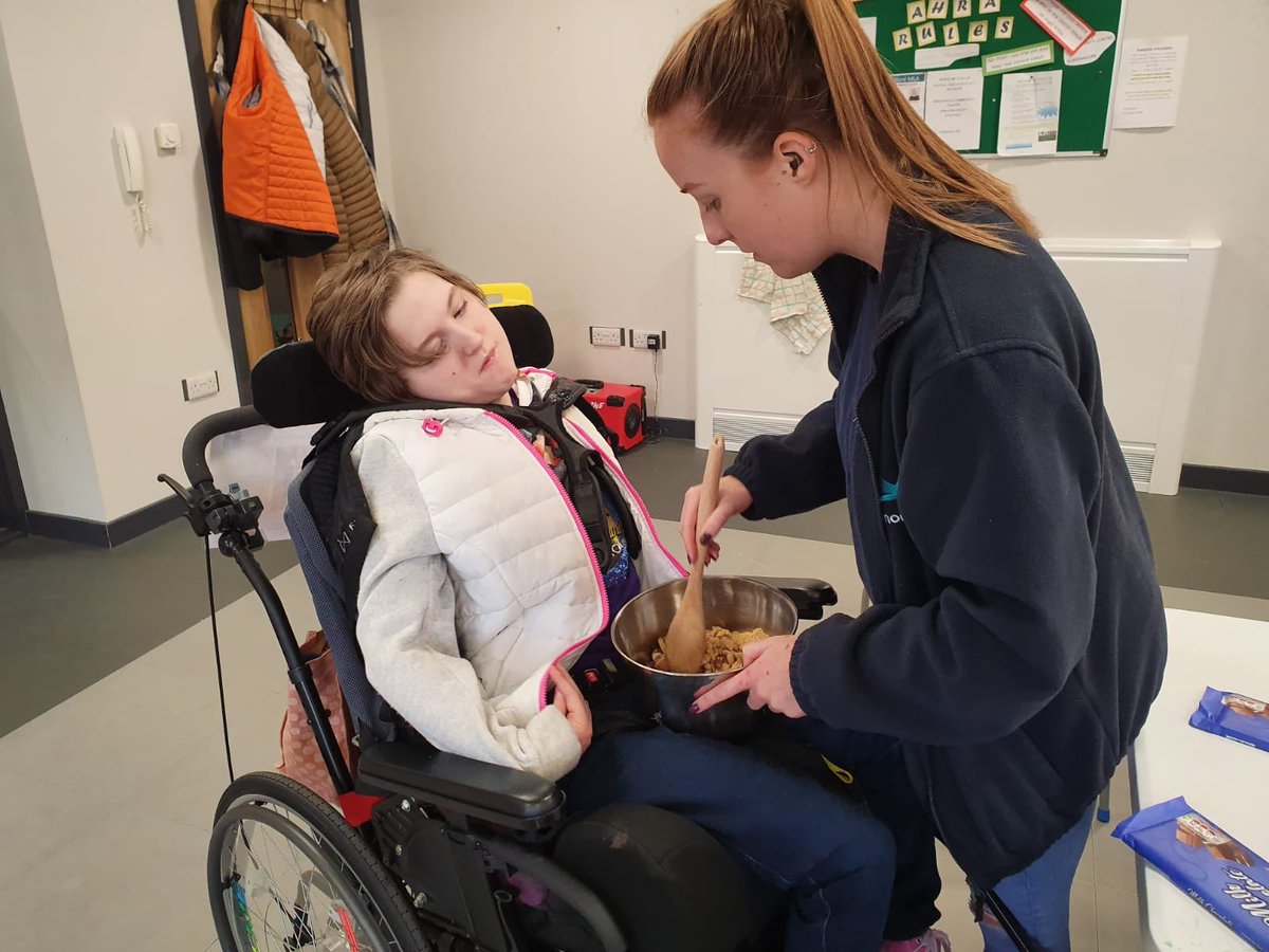 AutonomieInfo's tweet photo. ‘Giving to Others’ the theme of the latest #Freedom2Chooseprog which offers 16-25 y/olds with additional needs in Belfast & surrounding areas social & recreational activities. On Saturday 1 Feb young people baked yummy buns to give to a homeless shelter. https://t.co/PUKIW66dY1 https://t.co/PkBPZE51eR