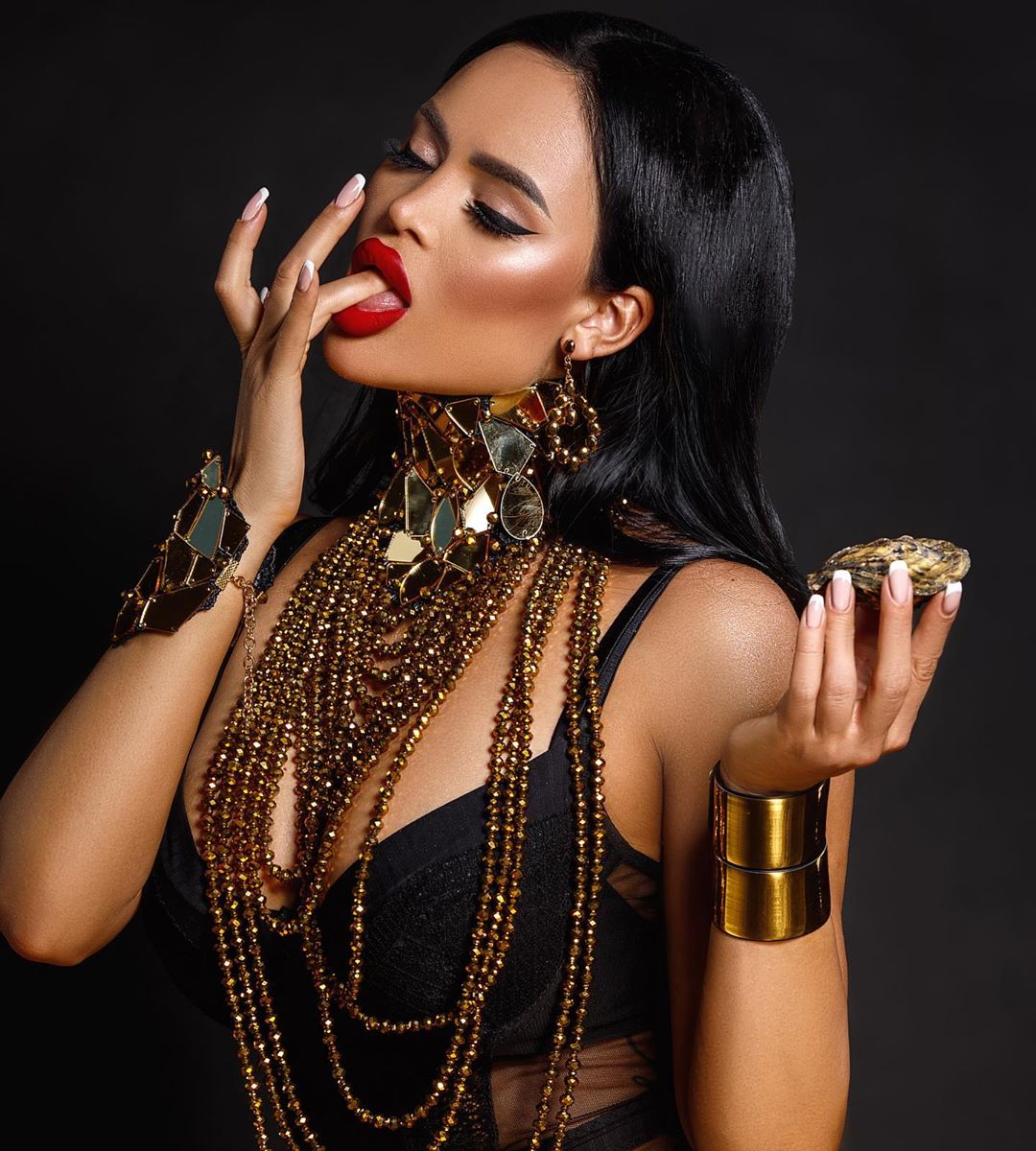 حِينَ يجتَمعُ الذّكاءُ والخَيال وكَيْدُ النِّساء فِي اِمرأةٍ ، تأَكد أَنكَ فِي مآزِق ..!!