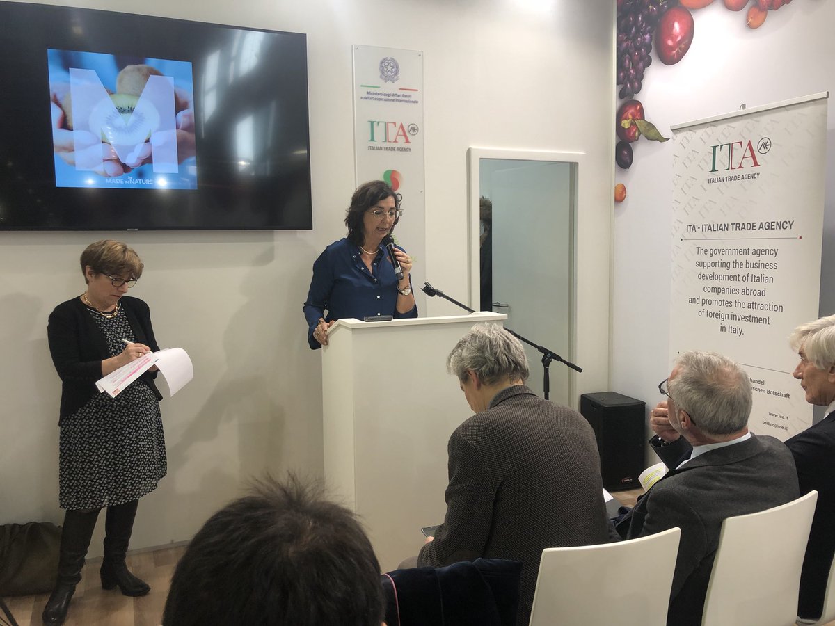 fruittoday's tweet photo. Comienza la presentación de #MadeinNature con la intervención de Paolo Bruni. Tras el primer año de andadura del proyecto hacen balance. ‘Nació para dar fuerza y energía a la hortofruticultura italiana y sus excelencias, en particular al #ecologico que lideramos’ #fruitlog2020 https://t.co/zYEEEIJdJ5
