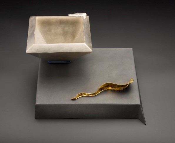 ‘Das Wie und Das Was’, The Why and the How, steel plinth with gilt decoration with detachable silver bowl: England, London, by Simone ten Hompel, 1995 (A.1995.604).