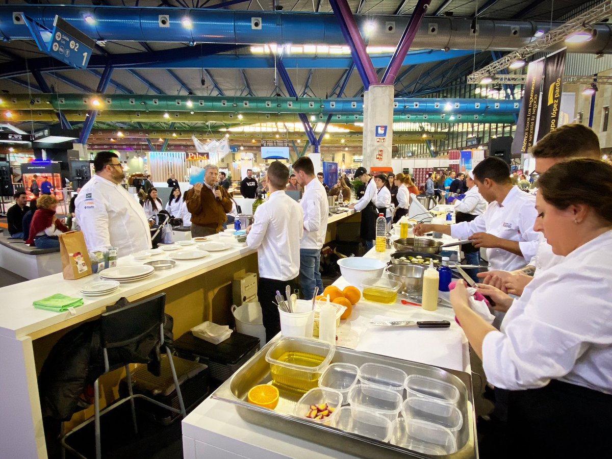 Ahora sí, ¡comienza el concurso! Una selección de jóvenes estudiantes de cocina mostrarán sus mejores platos en el Concurso de Cocina Joven #SaboraMálaga. <a href="/RichardATopChef/">Richard Alcayde</a> y <a href="/ruedafer/">Fernando Rueda</a> ya están animando a los participantes. ¡Que gane el mejor! 😄 #HyT20