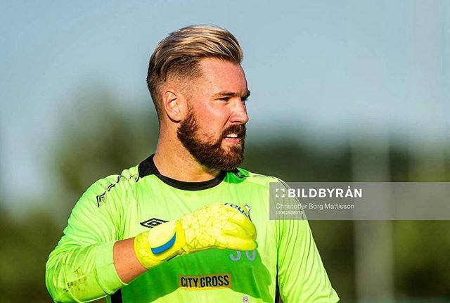 hoganas_bk's tweet photo. Vi är glada att meddela att CARL HANSSON stannar i Höganäs BK 2020 💥

Ålder: 24 år
Moderklubb: Marieholms IS Tidigare även spelat i Glumslövs FF, Högaborgs BK, Landskrona BoIS.

Kommentar från huvudtränare Stefan Ramsten: En målvakt som gjorde det vä… https://t.co/B8uk8U1shY https://t.co/OGUlhvMKMI