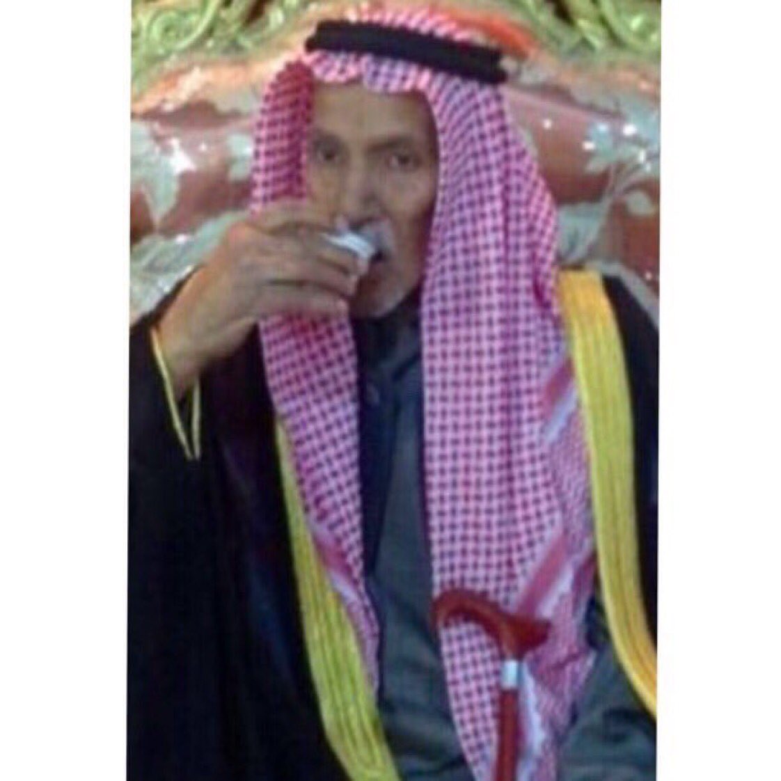 رحل شايبي لكن بقى طيبه المزروع
بروس الرجال اللي بطاريه تحشمني
،
أنا كل ماجيت الرياجيل في موضوع
معاريف أبوي وذكره الزين يخدمني
 #شارك_بصوره_ابوك