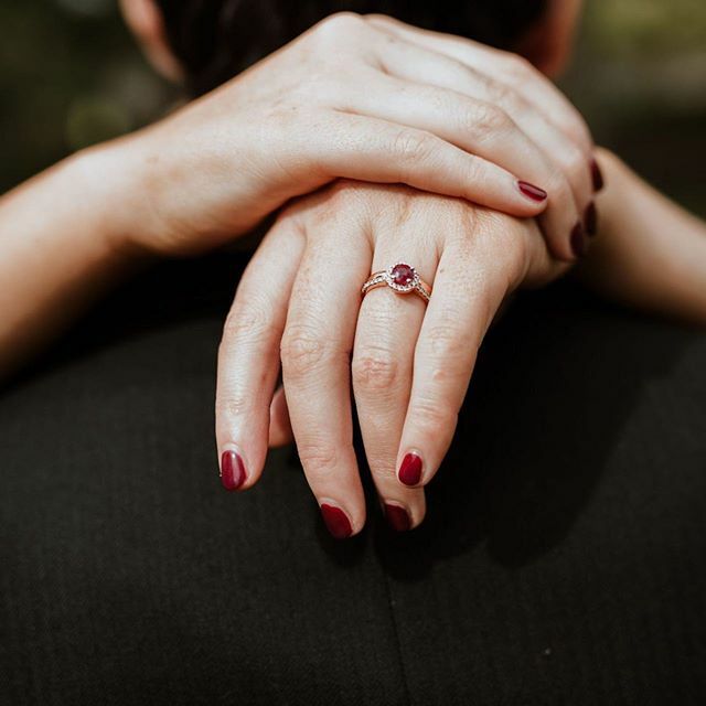 ContemporaryPic's tweet image. Love how Pip matched her nail varnish to the engagement ring - beautiful! 🔥
.
.
.
.
.
#weddingring #engagementring #rubyengagementring #bristolwedding #bristolweddingphotography #bristolweddingphotographer ift.tt/2SiFkoa