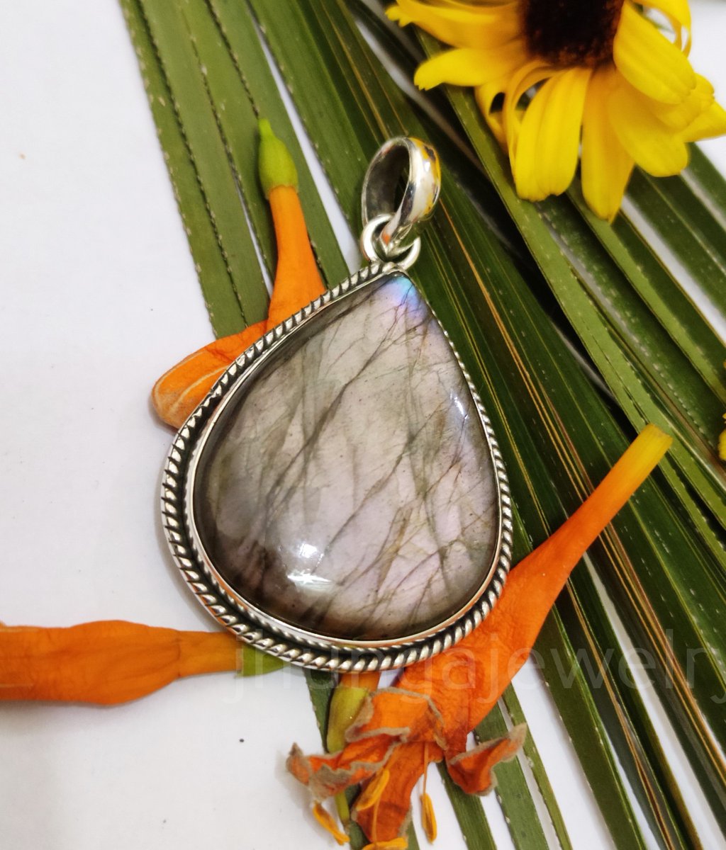 jhungajewelry's tweet photo. Purple Labradorite Pendant 925 Silver Statement Pendant
https://t.co/oxPN71igWA
#purplelabradoritependant #labradoritejewelry #purplestonependant #mermaidgift #healingpendant #bridesmaidgift #pearstonependant #jewelry #weddingpendant #anniversarygift #jewellery https://t.co/pt4OBB7puB