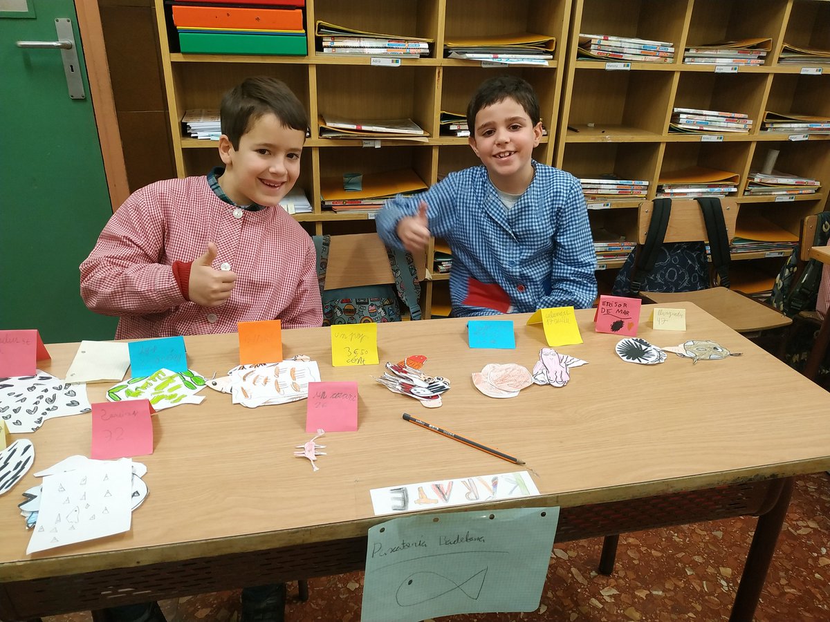 LauraMiCa3's tweet photo. Avui treballem les monedes i els bitllets  d'una forma més divertida: JUGANT! 
Els alumnes de 2n de primària de les @escolaminguella hem creat un súper mercat i ja hem pogut comprar i vendre els nostres productes! https://t.co/8MAnAn5R2F