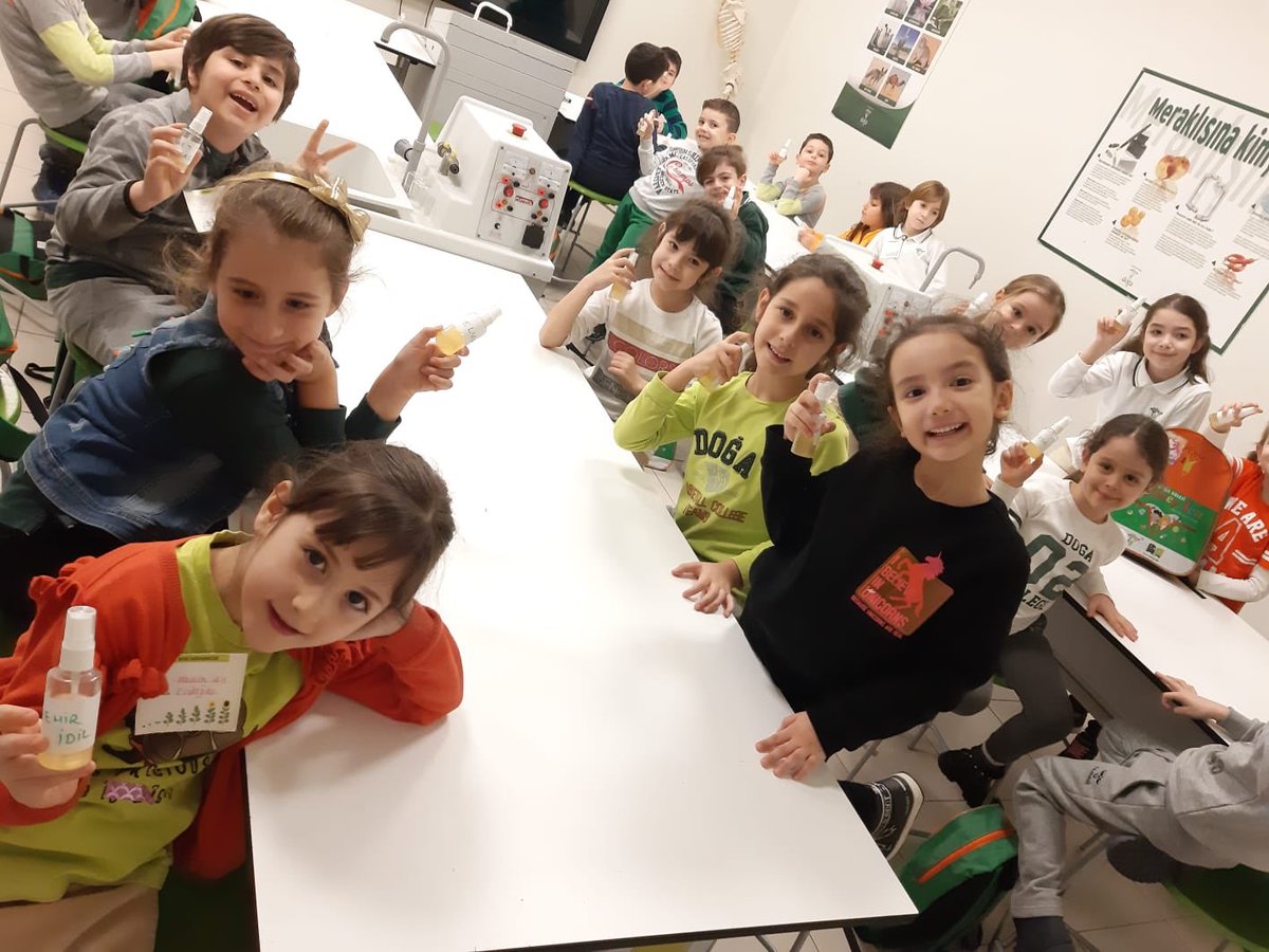 OkutanSevda's tweet photo. Kimyagerler iş başında 👨‍🔬👩‍🔬 Deney Atölyesi dersimizde kendi kokumuzu yaptık🌺🧴@serozeren @AliRizaLule @nazli10er @bahçelievlerdogakoleji https://t.co/iwbeQBbSh8