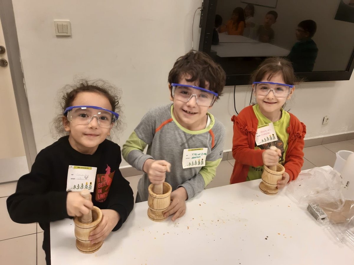 OkutanSevda's tweet photo. Kimyagerler iş başında 👨‍🔬👩‍🔬 Deney Atölyesi dersimizde kendi kokumuzu yaptık🌺🧴@serozeren @AliRizaLule @nazli10er @bahçelievlerdogakoleji https://t.co/iwbeQBbSh8