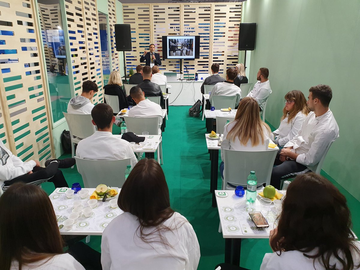 MercatoMediter's tweet photo. L’olio è stato il protagonista dell’edizione 2019 di #MercatoMediterraneo. Tanti gli espositori, tanti gli eventi ad esso dedicati, come le degustazioni, per imparare a riconoscere e scegliere prodotti di qualità, made in Mediterraneo.

#MM19 https://t.co/rnsrB3KjUC