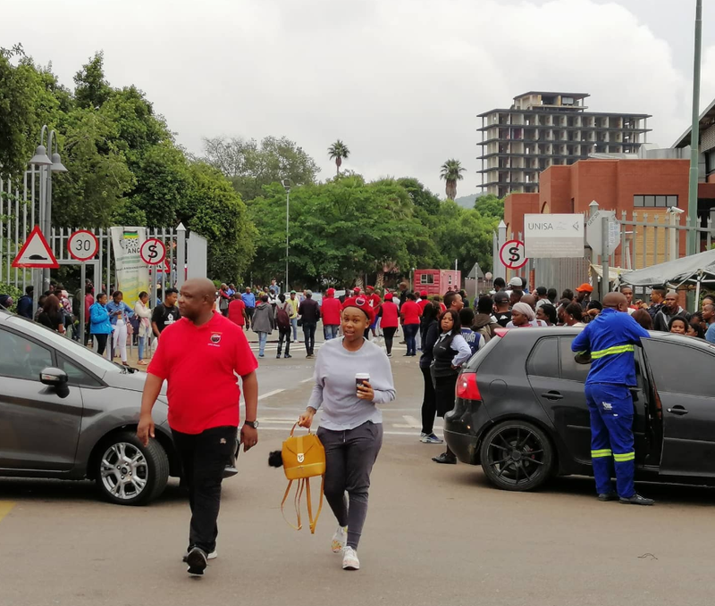 JacaNewswatch's tweet photo. Registration delayed at Unisa amid worker protests https://t.co/chNt3U8myo
#unisastrike https://t.co/wzViOcAVFP