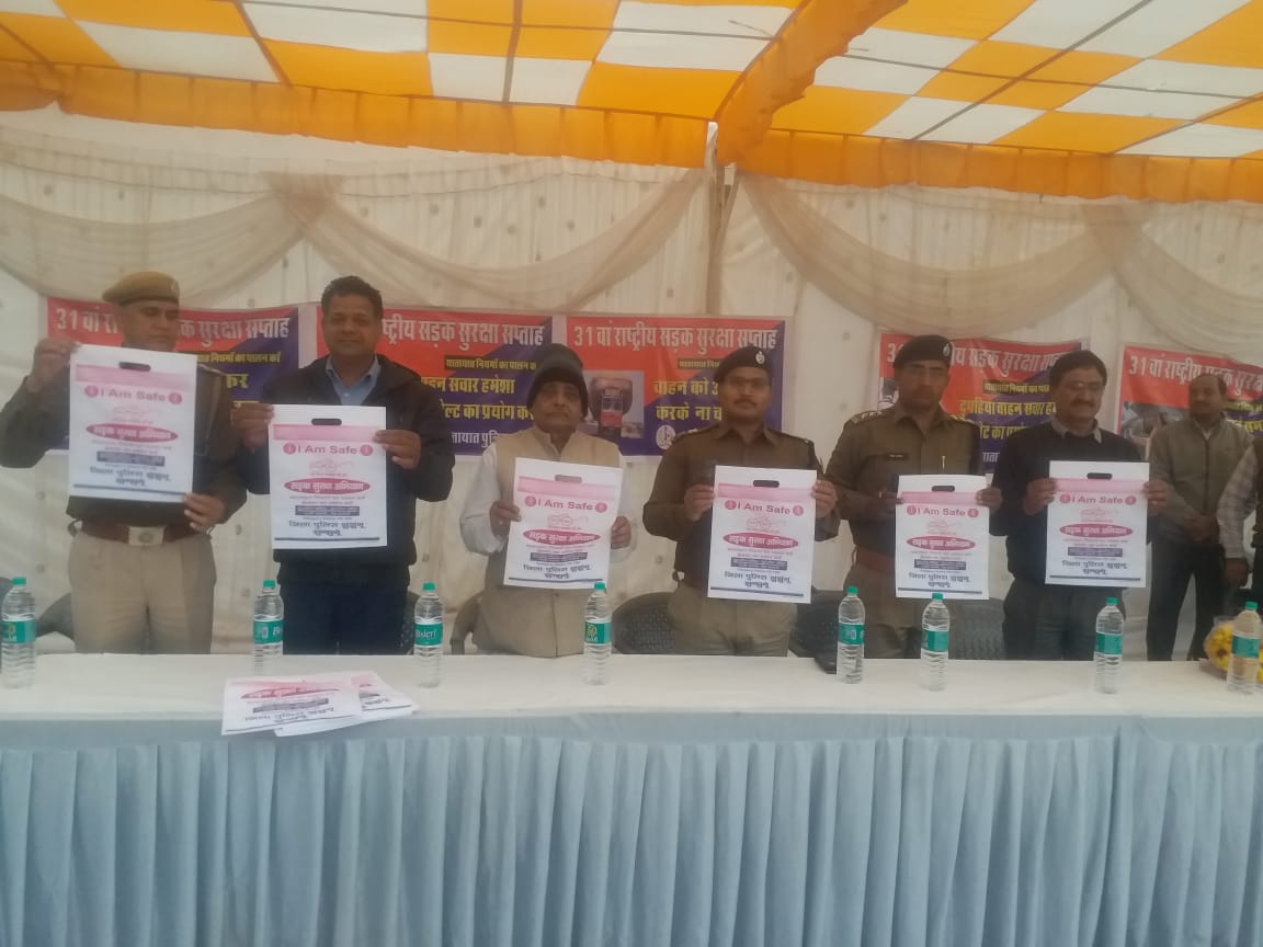JhunjhunuPolice's tweet photo. #IAmSafe 

Distributed 750 Environment Friendly jute bags with #TrafficSafety slogans in order to create awareness amongs masses. 

#WearHelmet
#UseSeatBelt 
#DoNotDrinkAndDrive
#NoOverspeed https://t.co/BYnz4Z6Ww7
