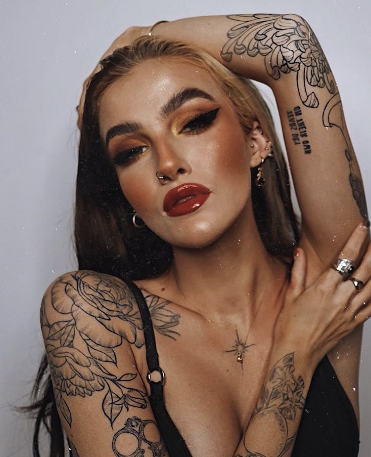 ᴅᴏ ɪ ʟᴏᴏᴋ ᴄᴏᴍᴍᴏɴ ᴛᴏ ʏᴏᴜ?
        x Ꮪꮃꭼꭼꭲꮋꭼꭺꭱꭲ 
              x ᴛᴀᴛᴛᴏᴏ ᴀʀᴛɪꜱᴛ
                     x ᴘᴀʀᴛʏ ᴀɴɪᴍᴀʟ

»ʀᴛ ꜰᴏʀ ɢᴏᴏᴅ ʟᴜᴄᴋ