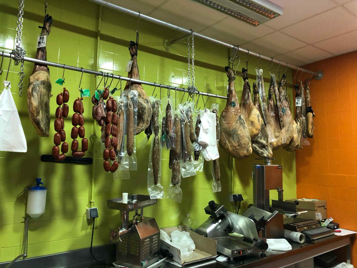 MercadodeRonda's tweet photo. 🙋‍♀️ ¡Feliz día!
En nuestro #MercadodeRonda puedes encontrar productos de ganadería propia 🐖

🥩 Carnes de ternera, cerdo ibérico, cerdo blanco, chivo, chacinas, jamón. También te lo preparan al corte.
 En #carnicería El Ministro encuentras todo ello 🛒

@EconomiaAnd @CCAndalucia https://t.co/t1s4naW8vt