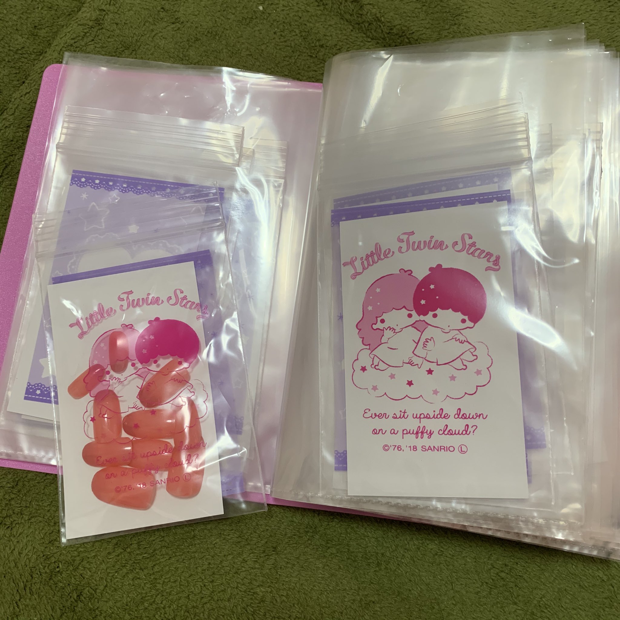 小泉れん 100円ショップだけで ネイルチップを作ってみた 用意するもの フック 両面テープ ネイルチップ ネイル ピンセット はがき用ファイル ジップ付き袋 名刺用台紙 ネイルのパーツ 作り方 フックに両面テープを貼る ネイル