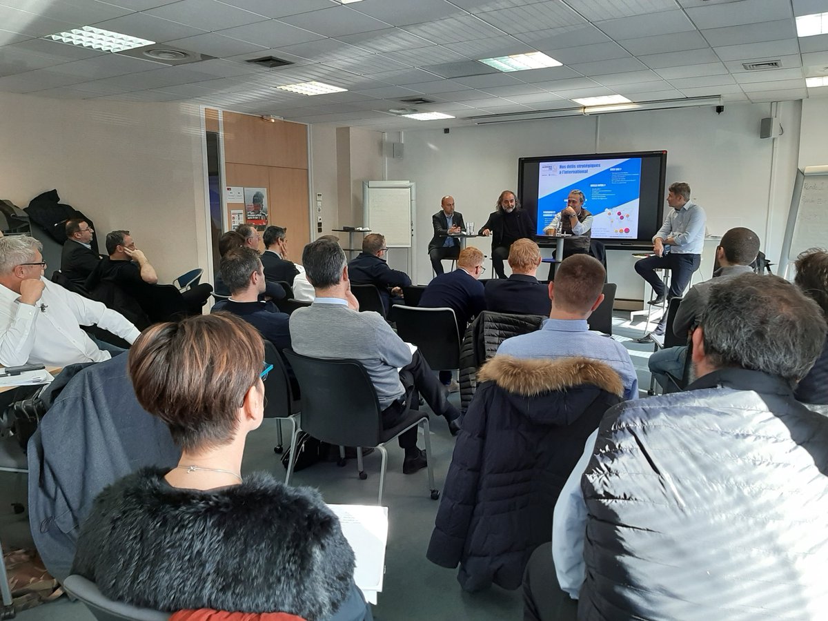 "La France c'est 60 millions d'habitants, l' #International c'est + de 6 milliards. Le champs des possibles est devant vous !" - Hervé de Malliard (MGA TECHNOLOGIES)

La 3ème promotion de l'Accélérateur PME Auvergne-Rhône-Alpes reçoit les conseils des CCE à l' EM lyon.