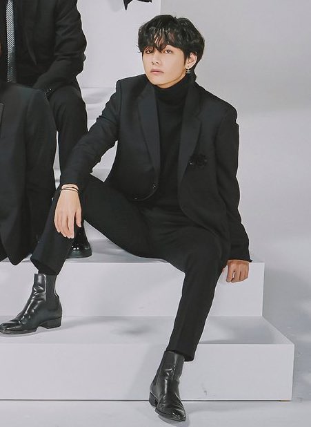Taehyung in all black turtlenecks... A HIGH QUALITY SERVE !!!
