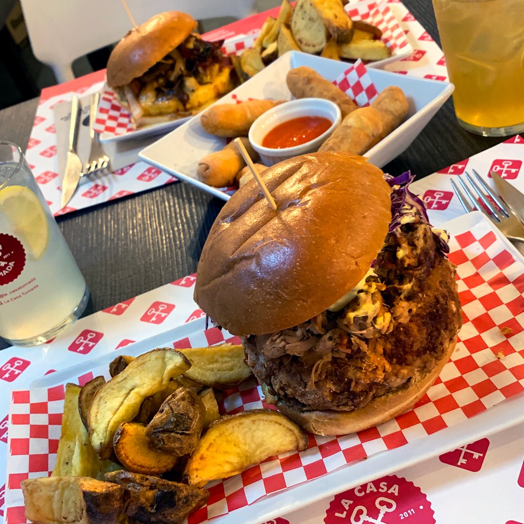 Aquí tenemos todo listo 😎 ¿os apetece? 
lacasatomada.es
#madrid #food #foodie #burger #fries #tequeños