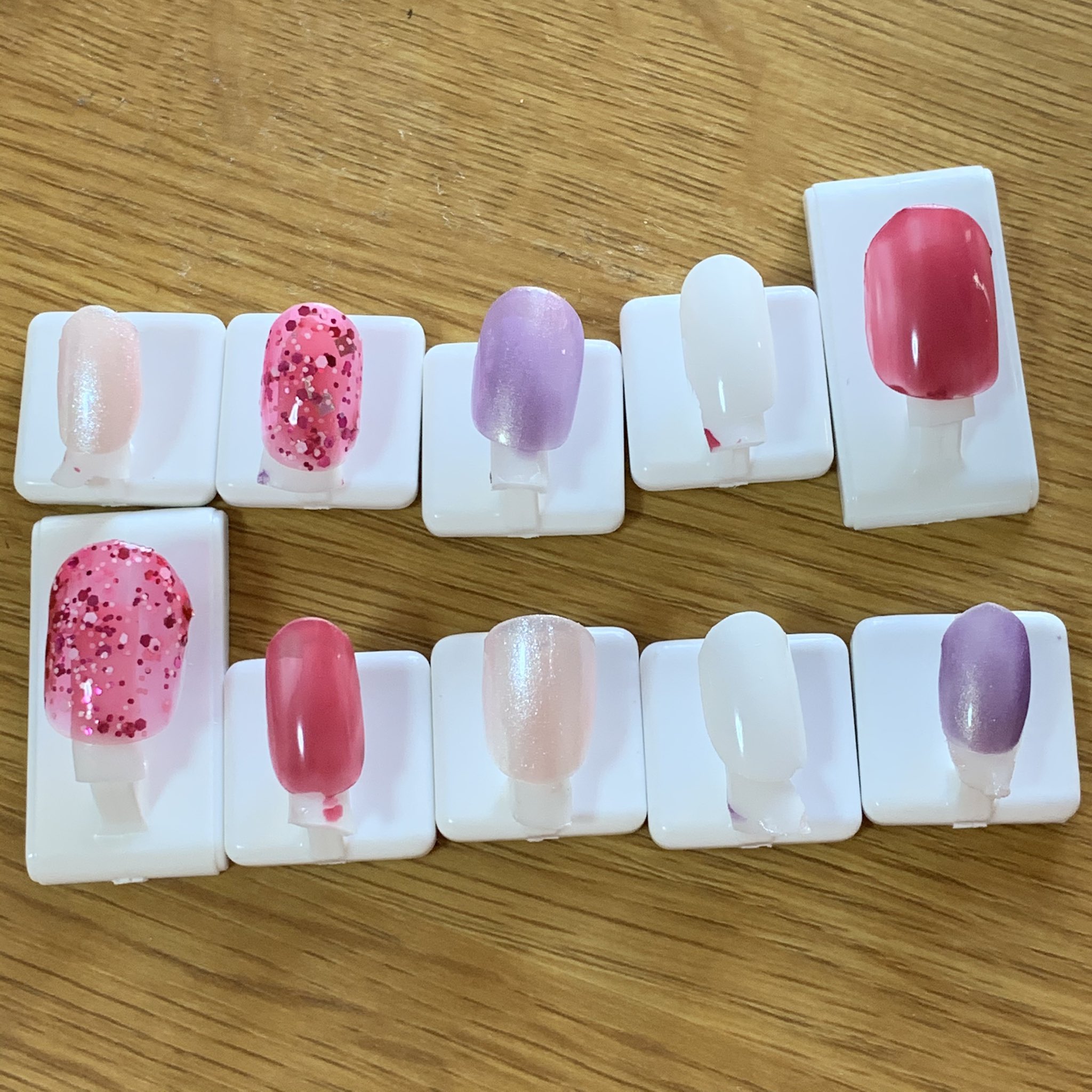 小泉れん 100円ショップだけで ネイルチップを作ってみた 用意するもの フック 両面テープ ネイルチップ ネイル ピンセット はがき用ファイル ジップ付き袋 名刺用台紙 ネイルのパーツ 作り方 フックに両面テープを貼る ネイル