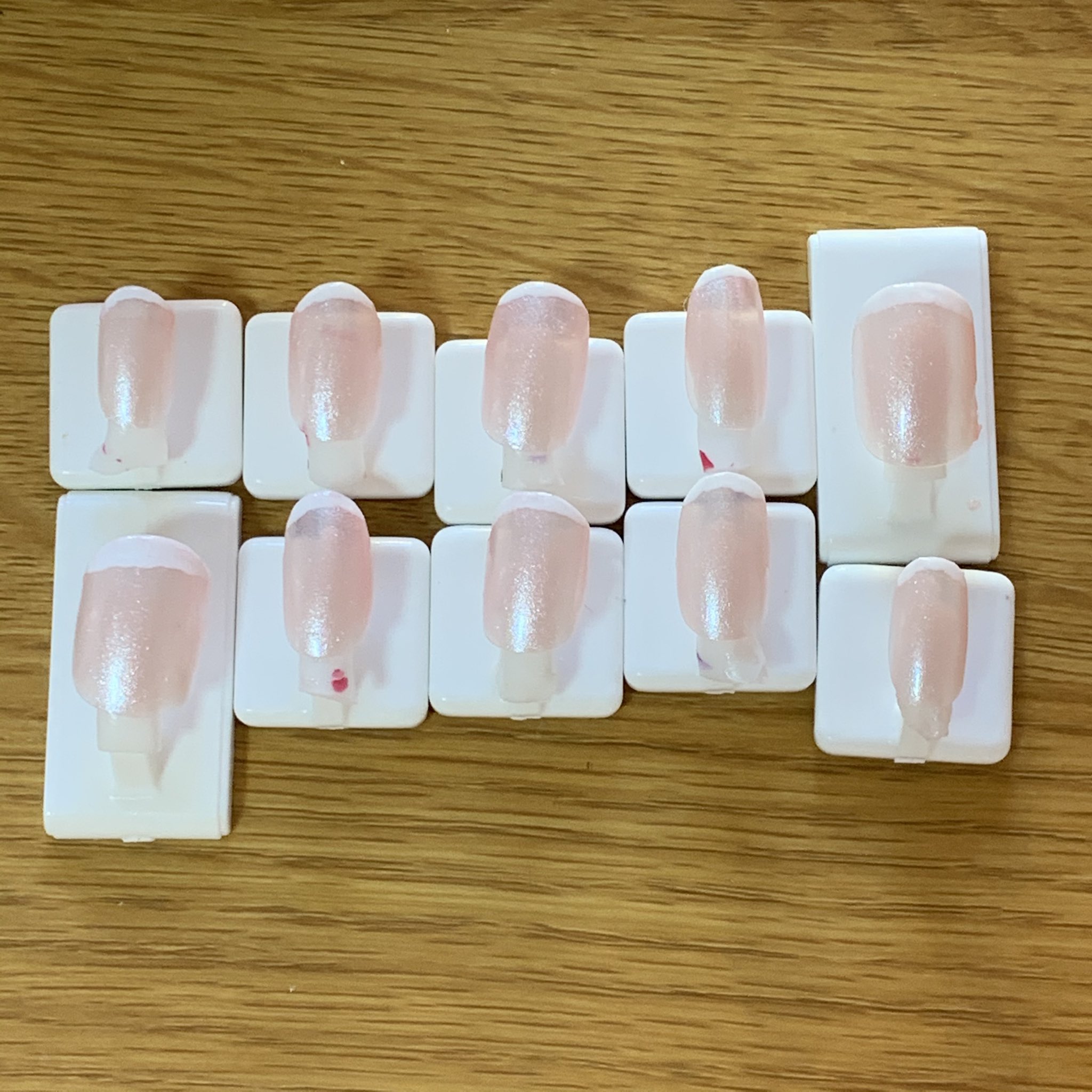 小泉れん 100円ショップだけで ネイルチップを作ってみた 用意するもの フック 両面テープ ネイルチップ ネイル ピンセット はがき用ファイル ジップ付き袋 名刺用台紙 ネイルのパーツ 作り方 フックに両面テープを貼る ネイル