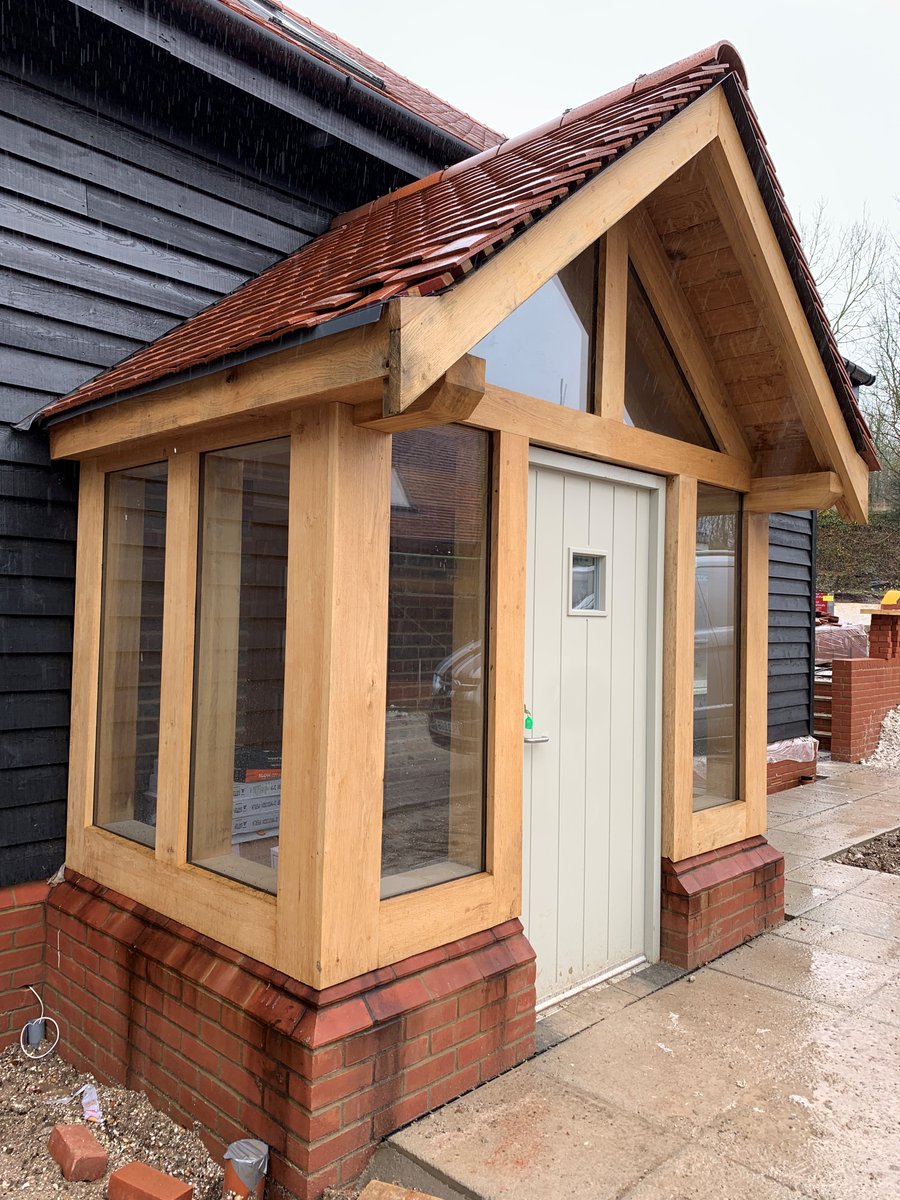 Architects_KSA's tweet image. Bank Top, St. Mary Bourne for Spear Group Design Ltd. Expected to be ready for sale in the next few months. Lovely to see these bespoke houses nearing completion. Amazing attention to detail and high quality finishes! #Architecture #Newbuild #BespokeDesign #Construction