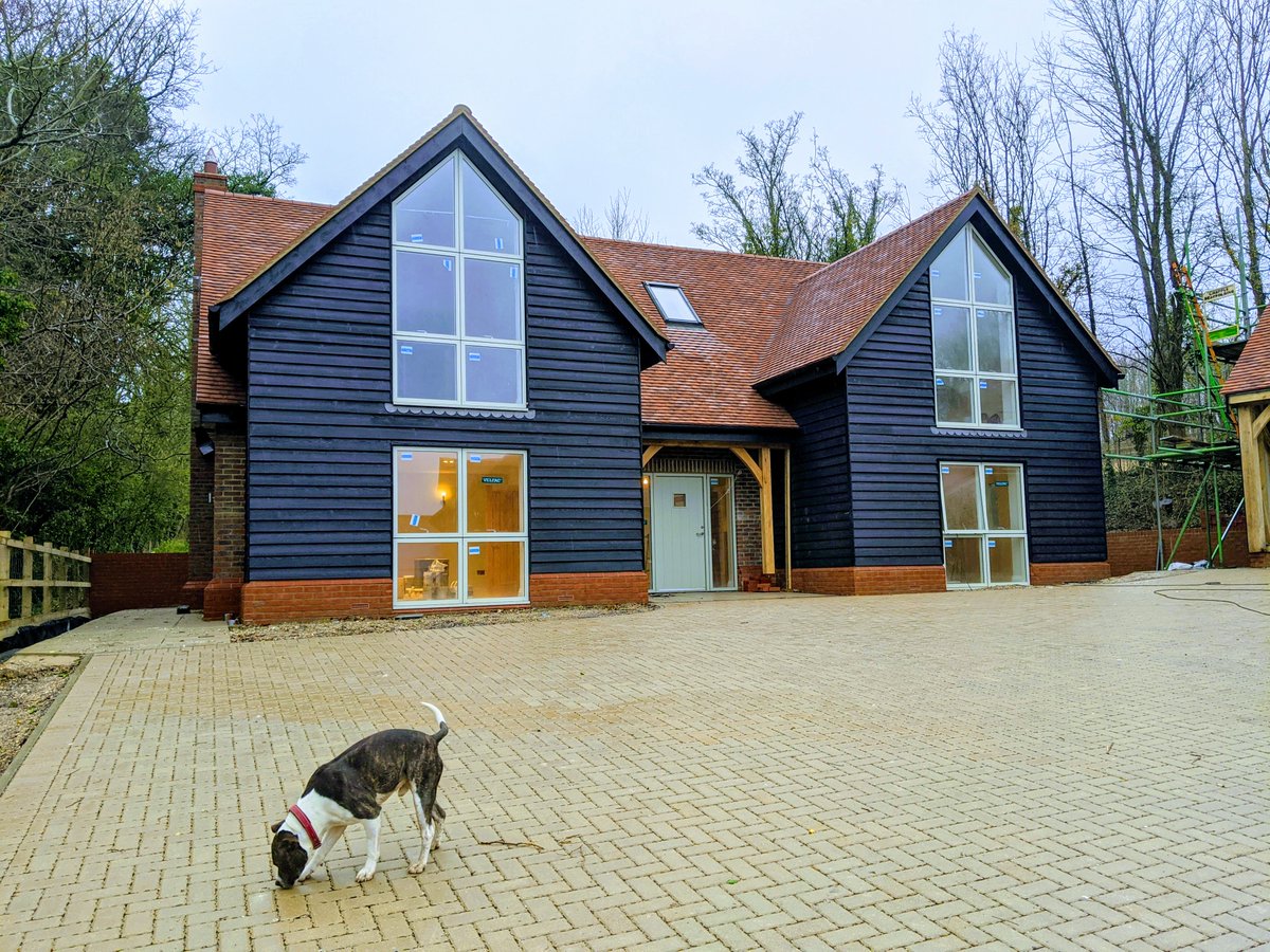 Architects_KSA's tweet image. Bank Top, St. Mary Bourne for Spear Group Design Ltd. Expected to be ready for sale in the next few months. Lovely to see these bespoke houses nearing completion. Amazing attention to detail and high quality finishes! #Architecture #Newbuild #BespokeDesign #Construction