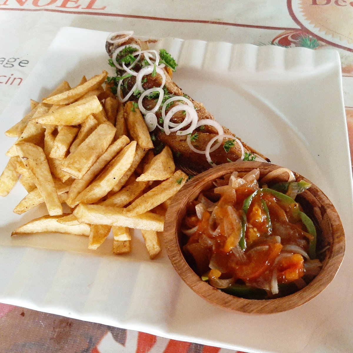 leminlang's tweet photo. Ce midi ô minlang mi ngogue vous retrouverez à la carte notre Bar frit + sa sauce basquaise accompagné de frites de pommes à 3500
#cestleminlang #restaurant #theplacetoeat #barfrit #poissonfrit #poisson #tchopisbae #ôminlangmingogue #onmangeonboitoncause https://t.co/DspQSJHkpz