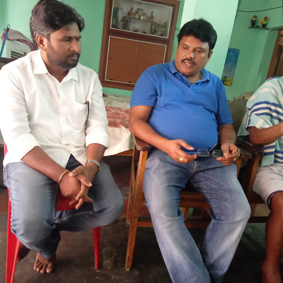 HemasundarJanas's tweet photo. శ్రీకాకుళం జిల్లా ఆమదాలవలస నియోజకవర్గం బూర్జ మండలంలో తోటవాడ గ్రామానికి చెందిన జనసైనికుడు (NRI) గోవింద రావు గారు రెండు రోజులు క్రితం గుండెపోటు తో మృతిచెందిన విషయం తెలుసుకున్న నియోజకవర్గ ఎమ్మెల్యే అభ్యర్థి @JSPRamMohan గారు ఆయన కుటుంబ సభ్యులను ఈ రోజు పరామర్శించి, https://t.co/bdzO97DUwN