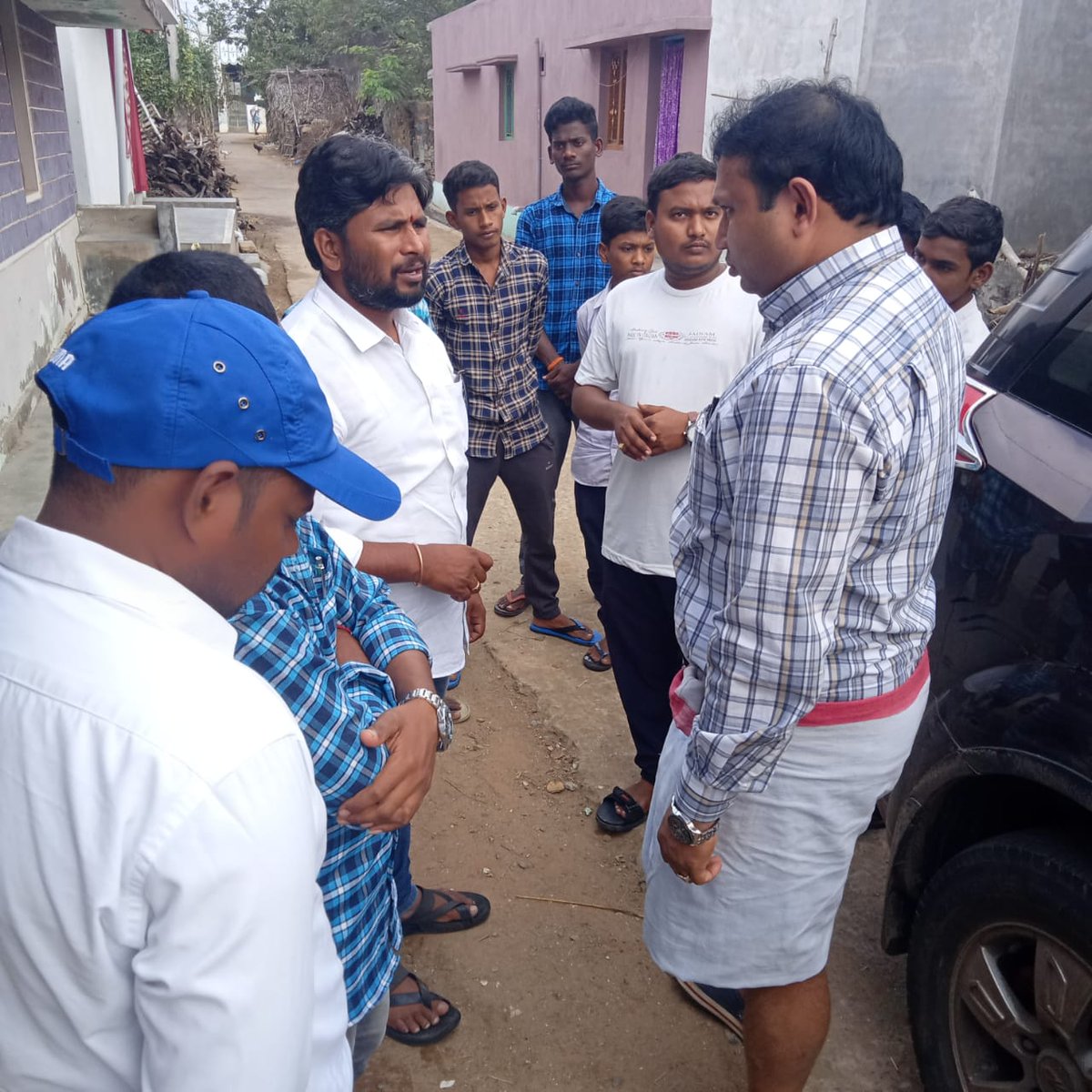 HemasundarJanas's tweet photo. శ్రీకాకుళం జిల్లా ఆమదాలవలస నియోజకవర్గం బూర్జ మండలంలో తోటవాడ గ్రామానికి చెందిన జనసైనికుడు (NRI) గోవింద రావు గారు రెండు రోజులు క్రితం గుండెపోటు తో మృతిచెందిన విషయం తెలుసుకున్న నియోజకవర్గ ఎమ్మెల్యే అభ్యర్థి @JSPRamMohan గారు ఆయన కుటుంబ సభ్యులను ఈ రోజు పరామర్శించి, https://t.co/bdzO97DUwN