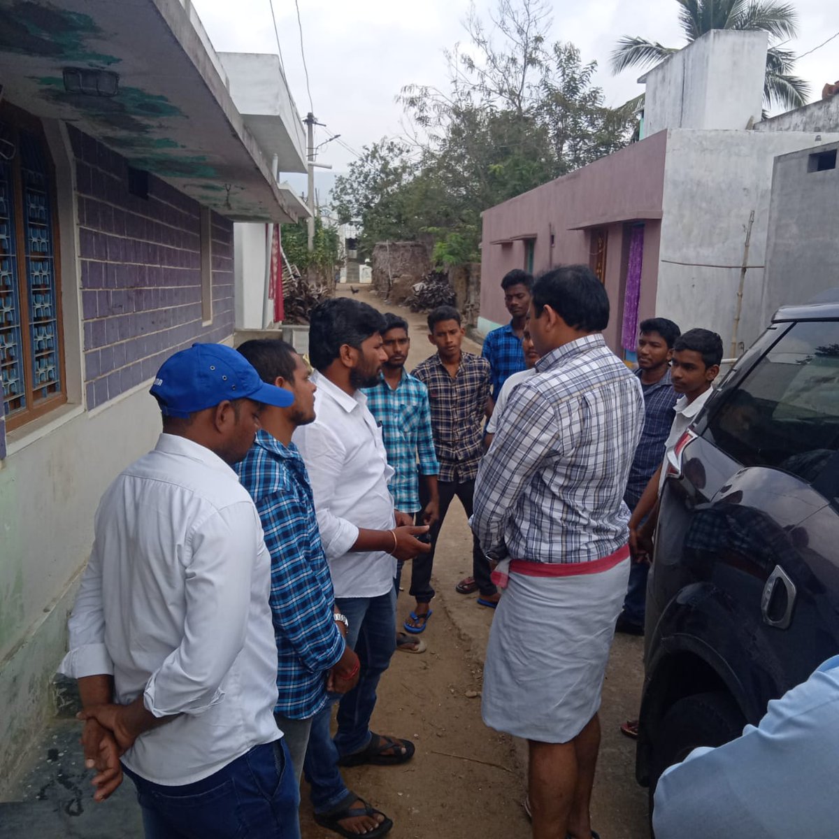 HemasundarJanas's tweet photo. శ్రీకాకుళం జిల్లా ఆమదాలవలస నియోజకవర్గం బూర్జ మండలంలో తోటవాడ గ్రామానికి చెందిన జనసైనికుడు (NRI) గోవింద రావు గారు రెండు రోజులు క్రితం గుండెపోటు తో మృతిచెందిన విషయం తెలుసుకున్న నియోజకవర్గ ఎమ్మెల్యే అభ్యర్థి @JSPRamMohan గారు ఆయన కుటుంబ సభ్యులను ఈ రోజు పరామర్శించి, https://t.co/bdzO97DUwN