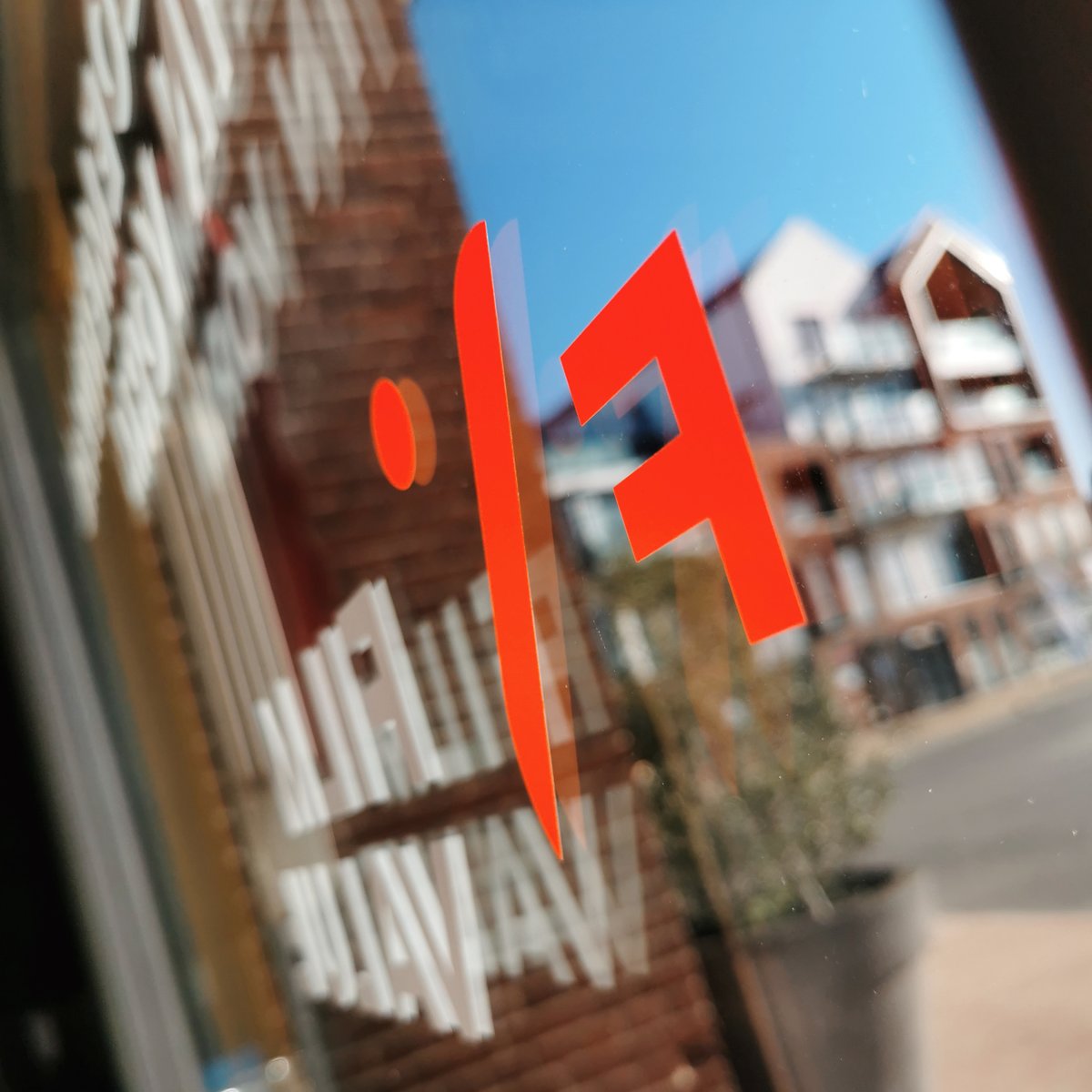 Ook de nieuwe signing is een feit aan het pand! Samen met onze grote broer @bloemendaalinvorm #freshlook #sunny #twobrands #onestyle #Rijssen