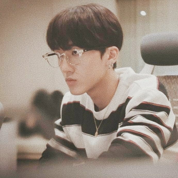 kaneko_hit0ri's tweet photo. #seungbin au, где Чанбин покупает б/у телефон, а на нём оказывается сохранён номер, который забыл удалить предыдущий владелец. С непривычки Чанбин путает контакты и случайно пишет на тот самый номер, даже не подозревая, что человек по ту сторону экрана нуждается в его помощи. https://t.co/YlFwTI7rcp