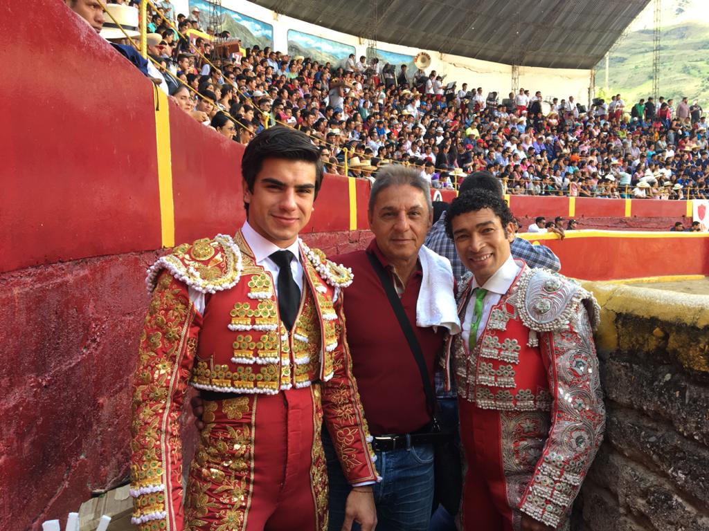DannyACarrillo's tweet photo. #Taurino
Felicitaciones a nuestro torero venezolano #JesusColombo por su logro en nombre de la Venezuela Taurina en la Fiesta a la Virgen de la Candelaria en Sócota-Perú, alcanzado este martes #4Febrero al cortar 5 orejas a sus 3 toros de la ganadería "El Olivar". Ahora a Bogotá https://t.co/sTZMSISpjX