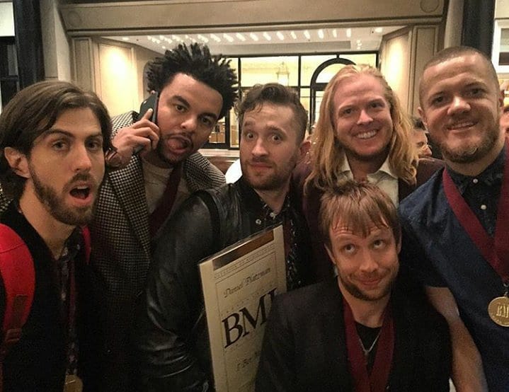 ID_Flamily_IT's tweet photo. So many wonderful people all together!!! 😍😍😍
#danreynolds #imaginedragons #waynesermon #danielplatzman #benmckee #alexdakid #turnerpope #bmiawards #kidinakorner #bestbandever https://t.co/zxIRFY3tSj